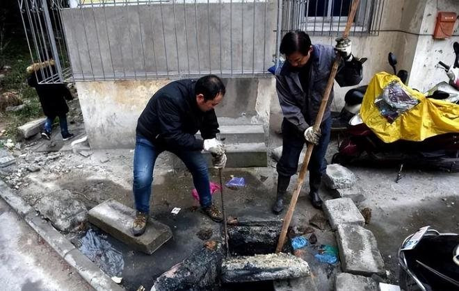 Căn nhà mặt phố cứ đến đêm lại phát ra âm thanh lạ, bán rẻ 174 triệu đồng nhưng không ai dám mua: Hóa ra bí ẩn nằm dưới bể ngầm - Ảnh 3. Căn nhà mặt phố cứ đến đêm lại phát ra âm thanh lạ, bán rẻ 174 triệu đồng nhưng không ai dám mua: Hóa ra bí ẩn nằm dưới bể ngầm - Ảnh 3.