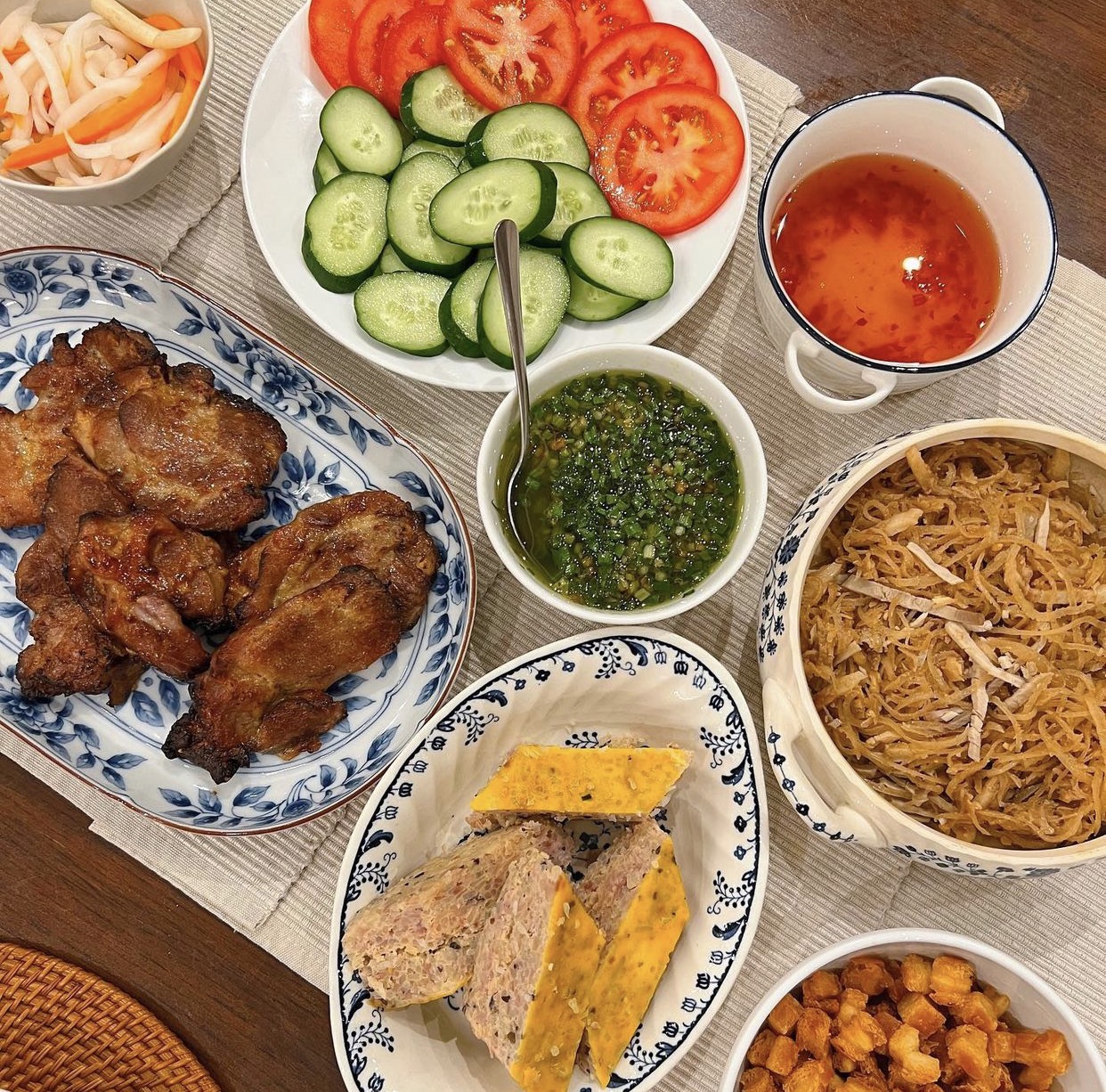 Cơm tấm dã chiến được nữ diễn viên chuẩn bị đầu đủ từ sườn nướng, bì, chả trứng,... Cơm tấm dã chiến được nữ diễn viên chuẩn bị đầu đủ từ sườn nướng, bì, chả trứng,...