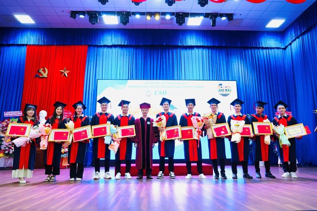Trường Đại học TDTT TP.HCM tổ chức Lễ tốt nghiệp và trao bằng Tiến sĩ, Thạc sĩ và Cử nhân năm 2024 - Ảnh 4. Trường Đại học TDTT TP.HCM tổ chức Lễ tốt nghiệp và trao bằng Tiến sĩ, Thạc sĩ và Cử nhân năm 2024 - Ảnh 4.