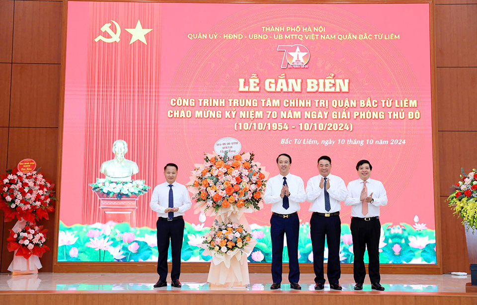 Lãnh đạo quận Bắc Từ Liêm tặng hoa chúc mừng Trung tâm bồi dưỡng chính trị quận.