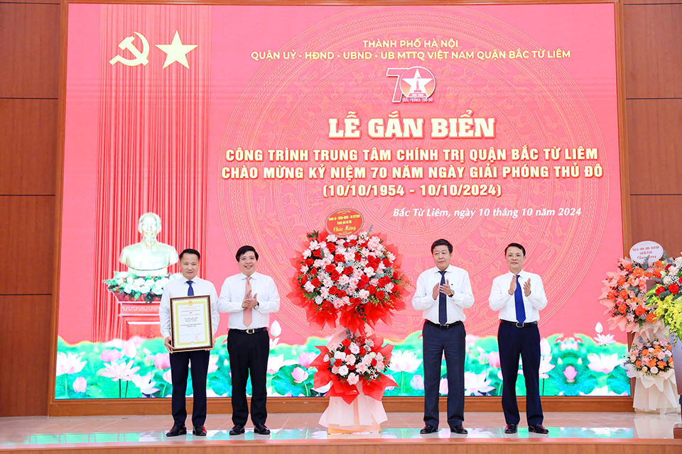 Lãnh đạo TP trao bằng chứng nhận công trình xây dựng Trung tâm bồi dưỡng chính trị quận Bắc Từ Liêm.