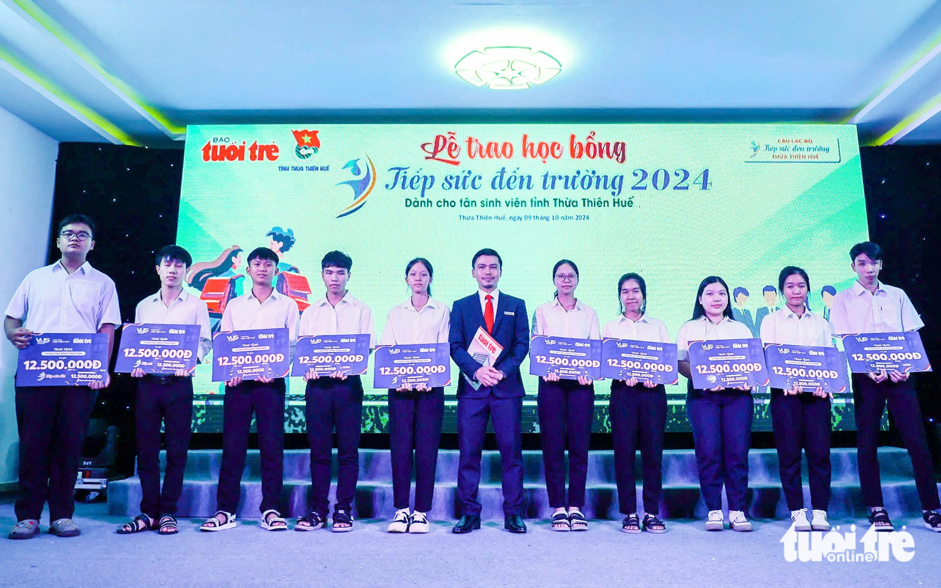 Sinh viên Huế được tiếp sức đến trường bằng học bổng học tiếng Anh - Ảnh 3. Sinh viên Huế được tiếp sức đến trường bằng học bổng học tiếng Anh - Ảnh 3.