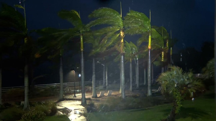 Siêu bão quái vật Milton đổ bộ Florida với sức gió gần 200km/h, mưa lớn Siêu bão quái vật Milton đổ bộ Florida với sức gió gần 200km/h, mưa lớn