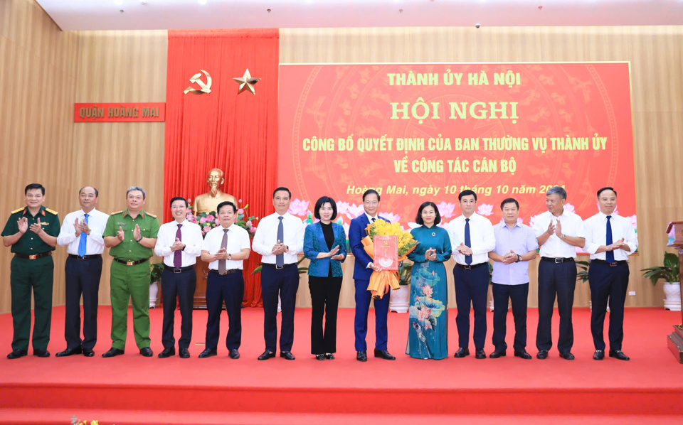 Ban Thường vụ Quận ủy chúc mừng Phó Bí thư Thường trực Quận ủy, Trưởng ban Tổ chức Quận ủy, Chủ tịch HĐND quận Hoàng Mai Nguyễn Đức Dũng. Ảnh TA