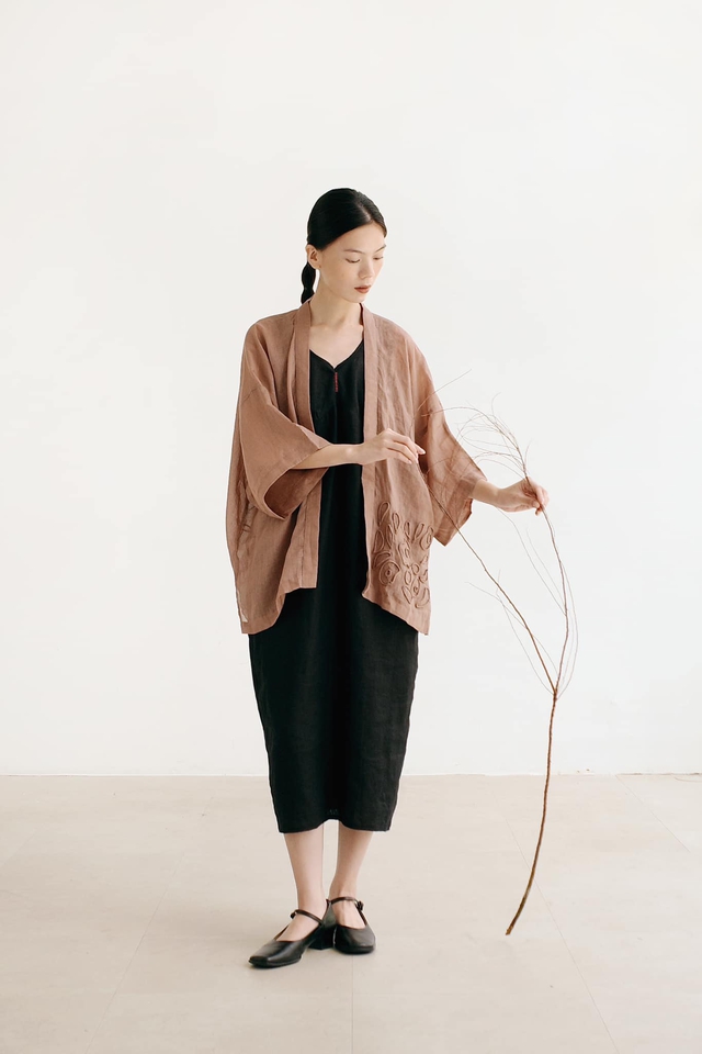 Mặc linen đơn giản mà nổi bật, thu hút mọi ánh nhìn- Ảnh 5. Mặc linen đơn giản mà nổi bật, thu hút mọi ánh nhìn- Ảnh 5.