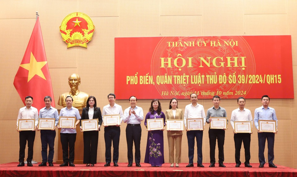 Lãnh đạo TP Hà Nội trao tặng Bằng khen cho các tập thể có thành tích xuất sắc trong công tác xây dựng, ban hành Luật Thủ đô năm 2024 (trong đó có tập thể Báo Kinh tế & Đô thị)