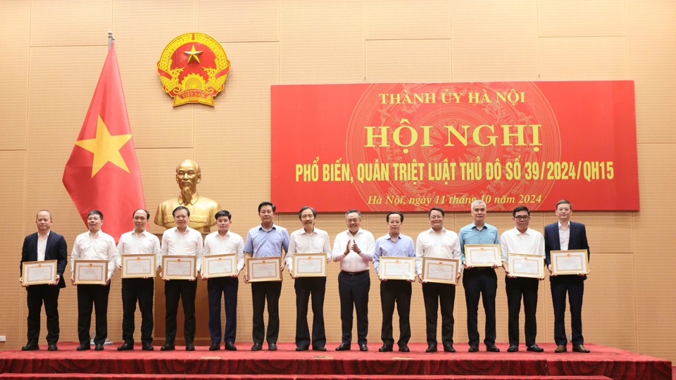 Lãnh đạo TP Hà Nội trao tặng Bằng khen cho các tập thể, cá nhân có thành tích xuất sắc trong công tác xây dựng, ban hành Luật Thủ đô năm 2024