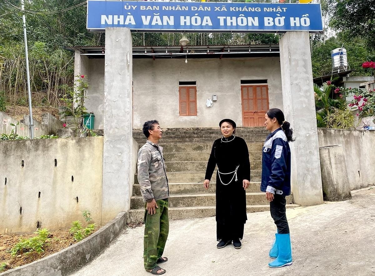 Bà Hoàng Thị Uyên (người đứng giữa), Bí thư chi bộ thôn Bờ Hồ, xã Kháng Nhật, huyện Sơn Dương là Người có uy tín được người dân kính trọng (Ảnh: MH). Bà Hoàng Thị Uyên (người đứng giữa), Bí thư chi bộ thôn Bờ Hồ, xã Kháng Nhật, huyện Sơn Dương là Người có uy tín được người dân kính trọng (Ảnh: MH).