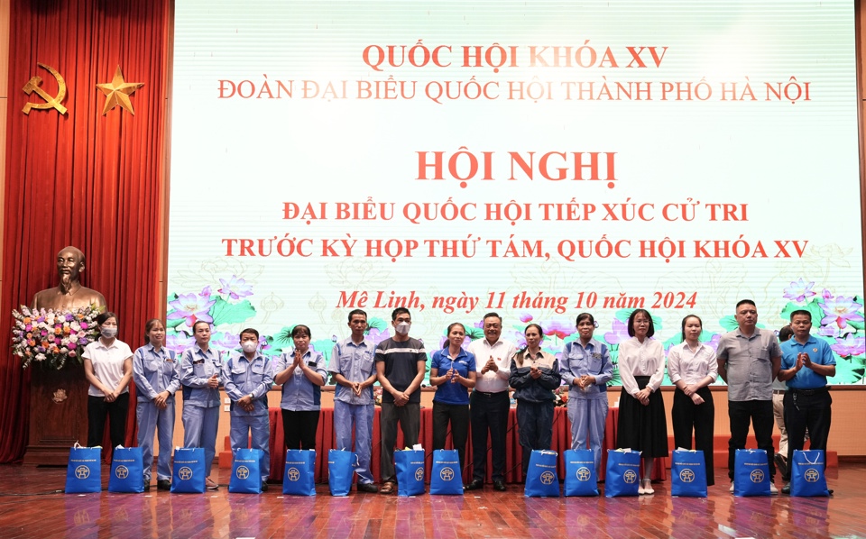 Đoàn đại biểu Quốc hội TP Hà Nội phối hợp với Liên đoàn Lao động TP tặng quà cho công nhân, người lao động có hoàn cảnh khó khăn trên địa bàn huyện Mê Linh