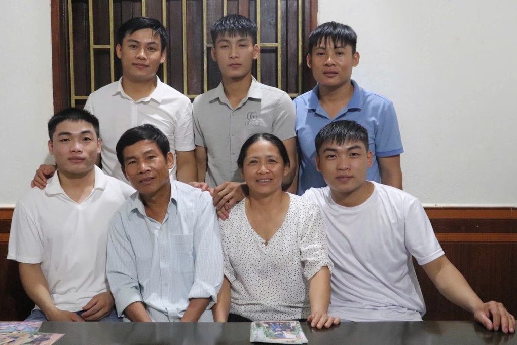 Vợ chồng nghèo tay trắng nuôi 7 con trai vào đại học - 3 Vợ chồng nghèo tay trắng nuôi 7 con trai vào đại học - 3