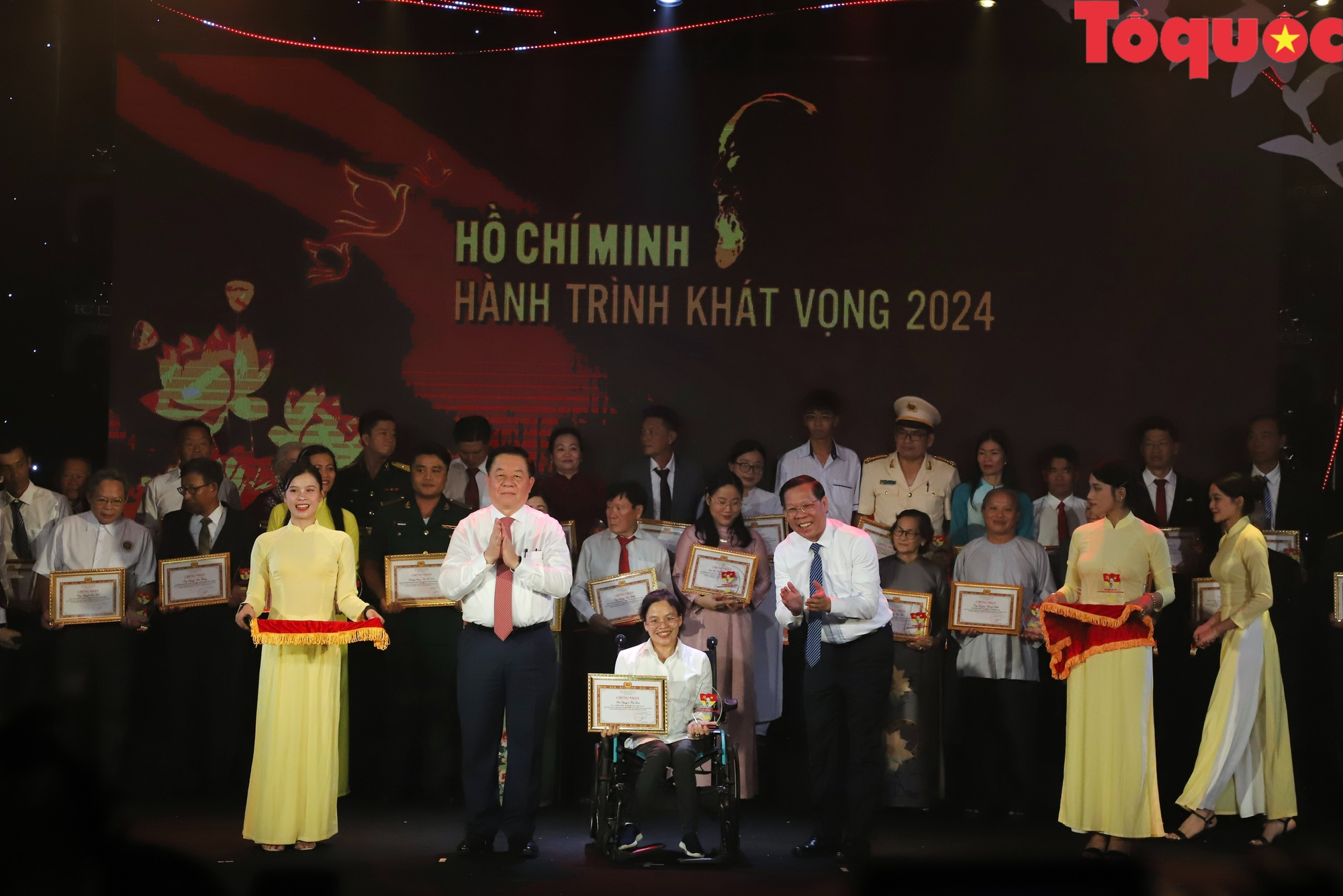 Vinh danh các điển hình tiêu biểu trong học tập và làm theo tư tưởng, đạo đức, phong cách Hồ Chí Minh phía Nam - Ảnh 7. Vinh danh các điển hình tiêu biểu trong học tập và làm theo tư tưởng, đạo đức, phong cách Hồ Chí Minh phía Nam - Ảnh 7.