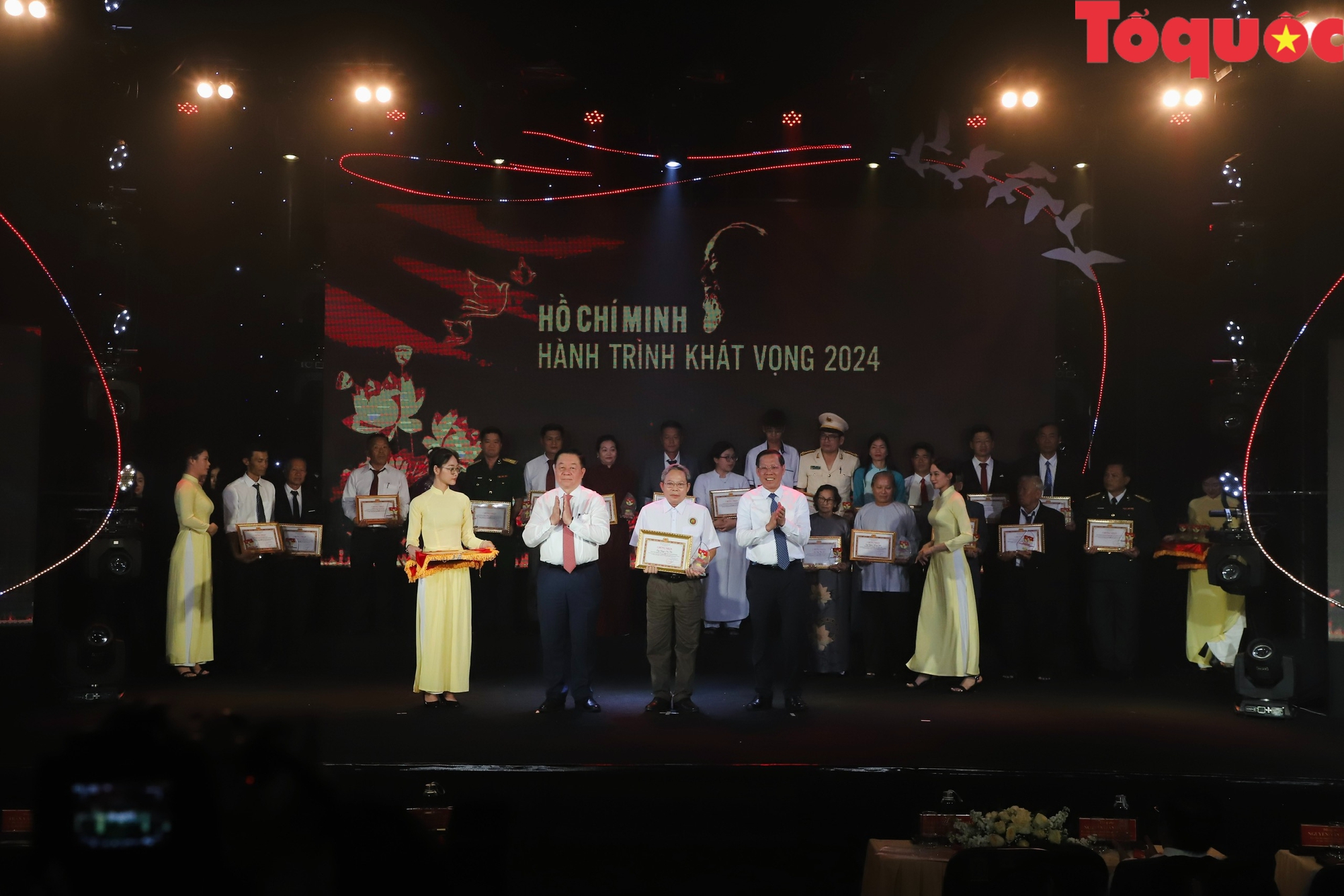 Vinh danh các điển hình tiêu biểu trong học tập và làm theo tư tưởng, đạo đức, phong cách Hồ Chí Minh phía Nam - Ảnh 8. Vinh danh các điển hình tiêu biểu trong học tập và làm theo tư tưởng, đạo đức, phong cách Hồ Chí Minh phía Nam - Ảnh 8.