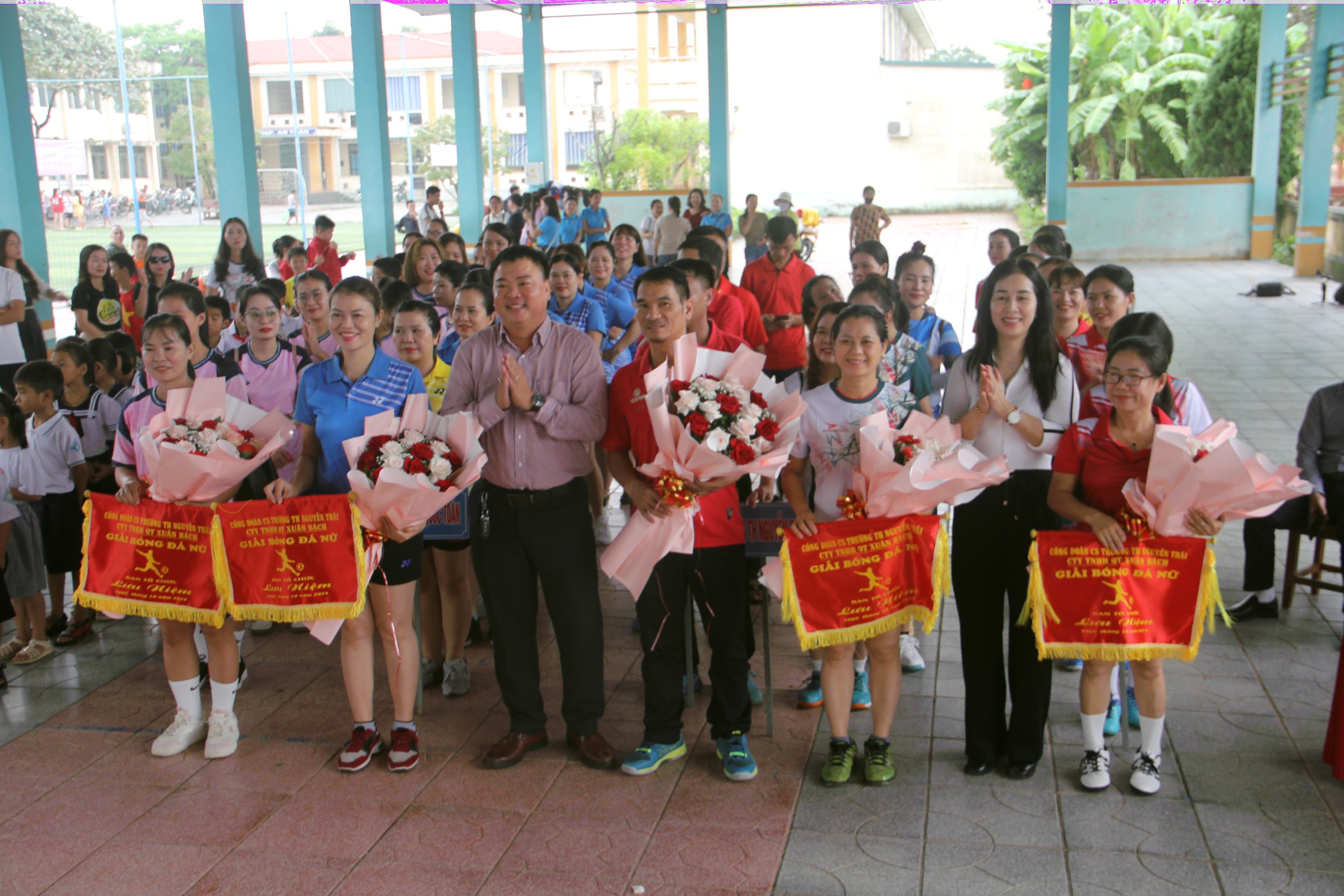 Trao nhiều suất học bổng cho học sinh nghèo, gia đình khó khăn- Ảnh 2. Trao nhiều suất học bổng cho học sinh nghèo, gia đình khó khăn- Ảnh 2.