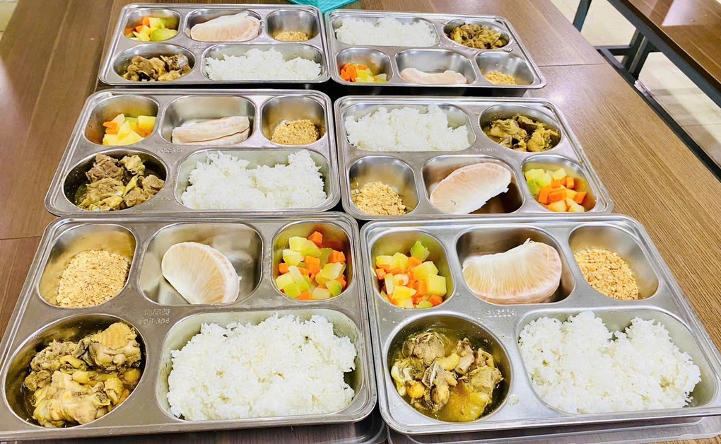 Nhà trường lên tiếng về hình ảnh bữa cơm trưa cho trẻ như suất ăn kiêng - 3 Nhà trường lên tiếng về hình ảnh bữa cơm trưa cho trẻ như suất ăn kiêng - 3
