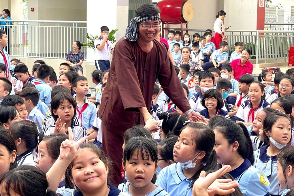 Đề xuất miễn học phí cho con giáo viên, cần tránh gây tổn thương... - 2 Đề xuất miễn học phí cho con giáo viên, cần tránh gây tổn thương... - 2