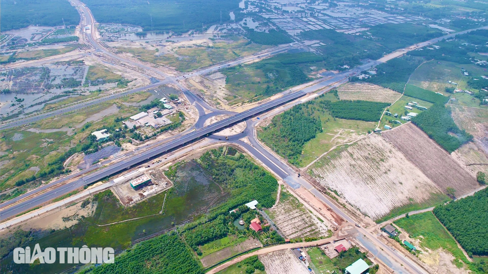 Chiêm ngưỡng đoạn cao tốc Bến Lức - Long Thành xuyên rừng ngập mặn đang hoàn thiện- Ảnh 7. Chiêm ngưỡng đoạn cao tốc Bến Lức - Long Thành xuyên rừng ngập mặn đang hoàn thiện- Ảnh 7.