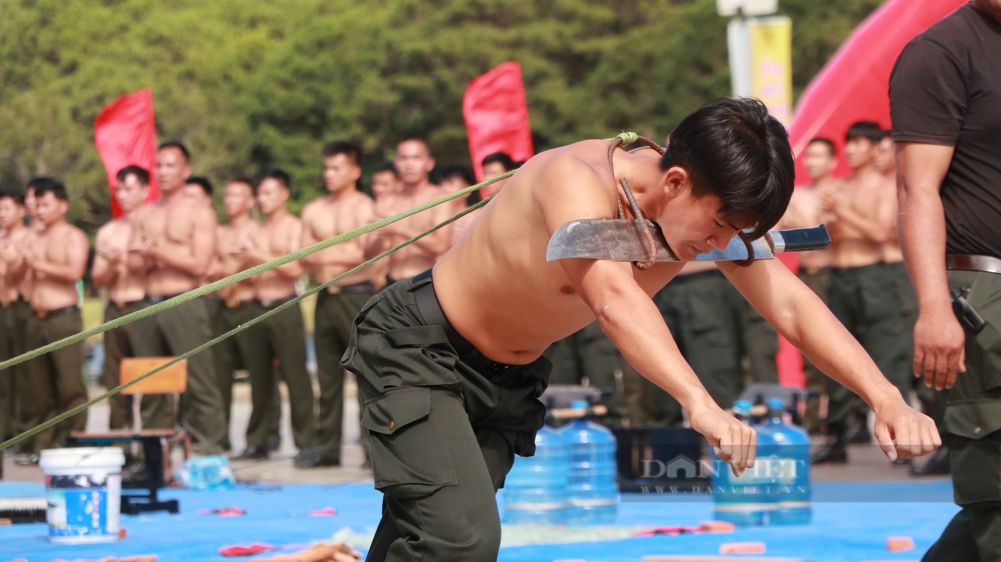Mãn nhãn màn biểu diễn võ thuật của các chiến sĩ công an tại Đại hội khỏe