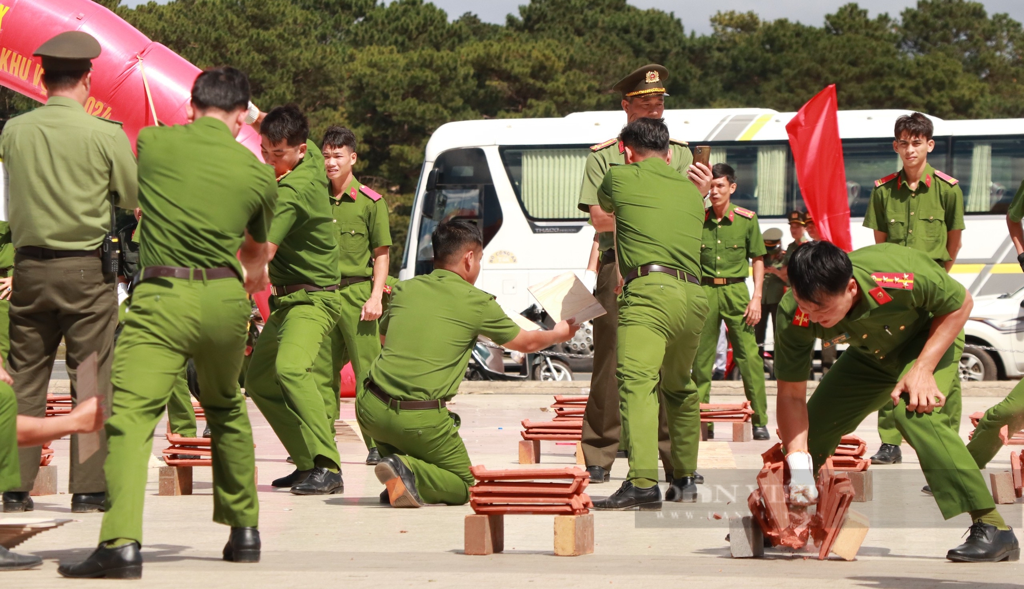 Mãn nhãn màn biểu diễn võ thuật của các chiến sĩ công an tại Đại hội khỏe