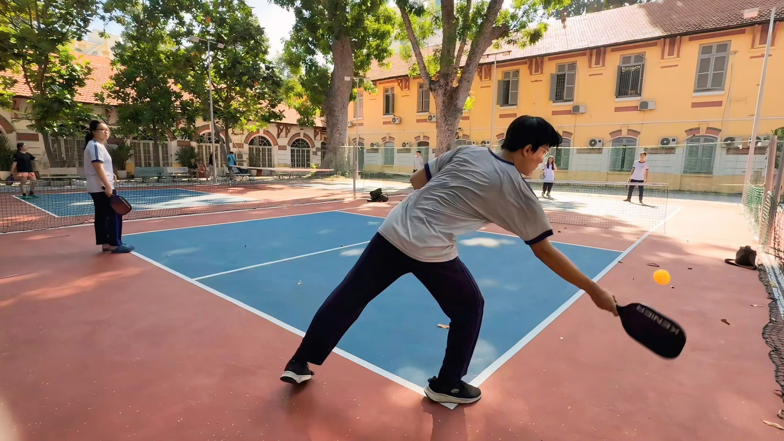 Học sinh TP HCM thích thú với môn thể thao hot trend pickleball- Ảnh 8. Học sinh TP HCM thích thú với môn thể thao hot trend pickleball- Ảnh 8.