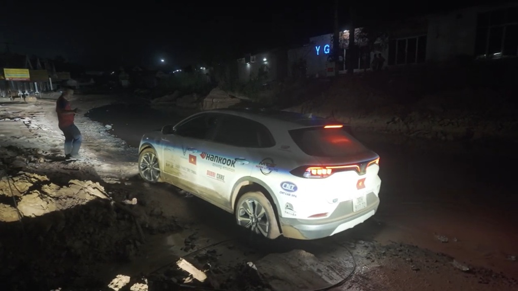 Hành trình chinh phục Tây Tạng của đoàn VinFast VF 8: vượt hố voi, đường ngập nước - 3 Hành trình chinh phục Tây Tạng của đoàn VinFast VF 8: vượt hố voi, đường ngập nước - 3