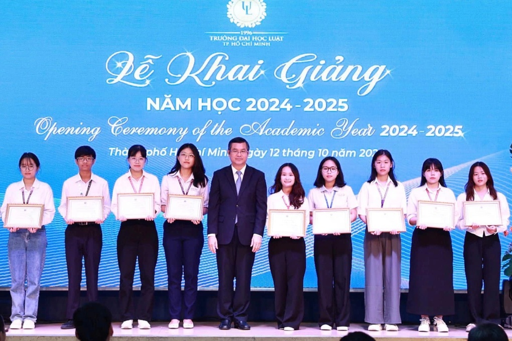 Thứ trưởng Bộ GDĐT nói với tân sinh viên về chìa khóa phát triển - 2 Thứ trưởng Bộ GDĐT nói với tân sinh viên về chìa khóa phát triển - 2