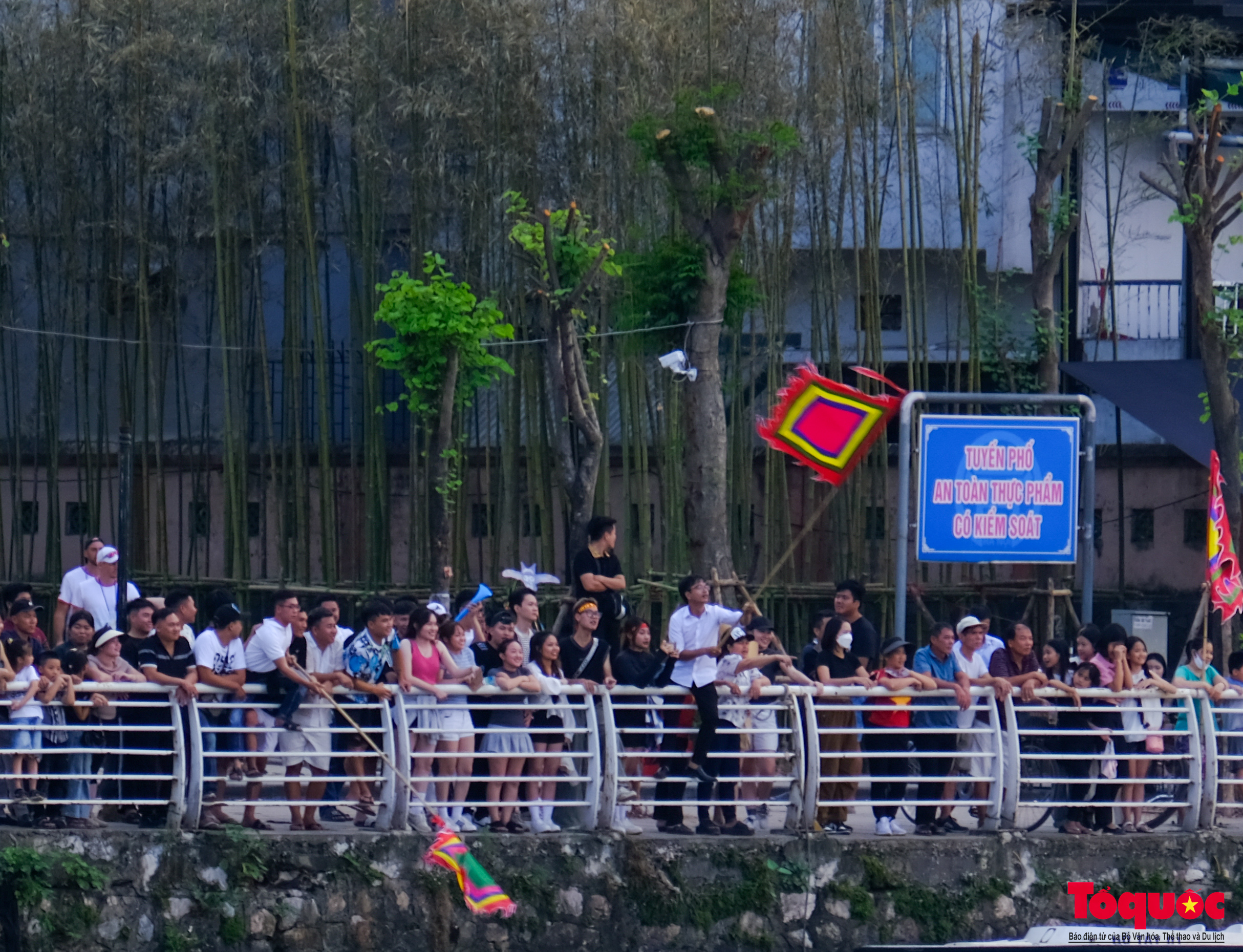 Người dân thủ đô cổ vũ sôi động giải bơi chải thuyền rồng Hà Nội mở rộng năm 2024 - Ảnh 18. Người dân thủ đô cổ vũ sôi động giải bơi chải thuyền rồng Hà Nội mở rộng năm 2024 - Ảnh 18.
