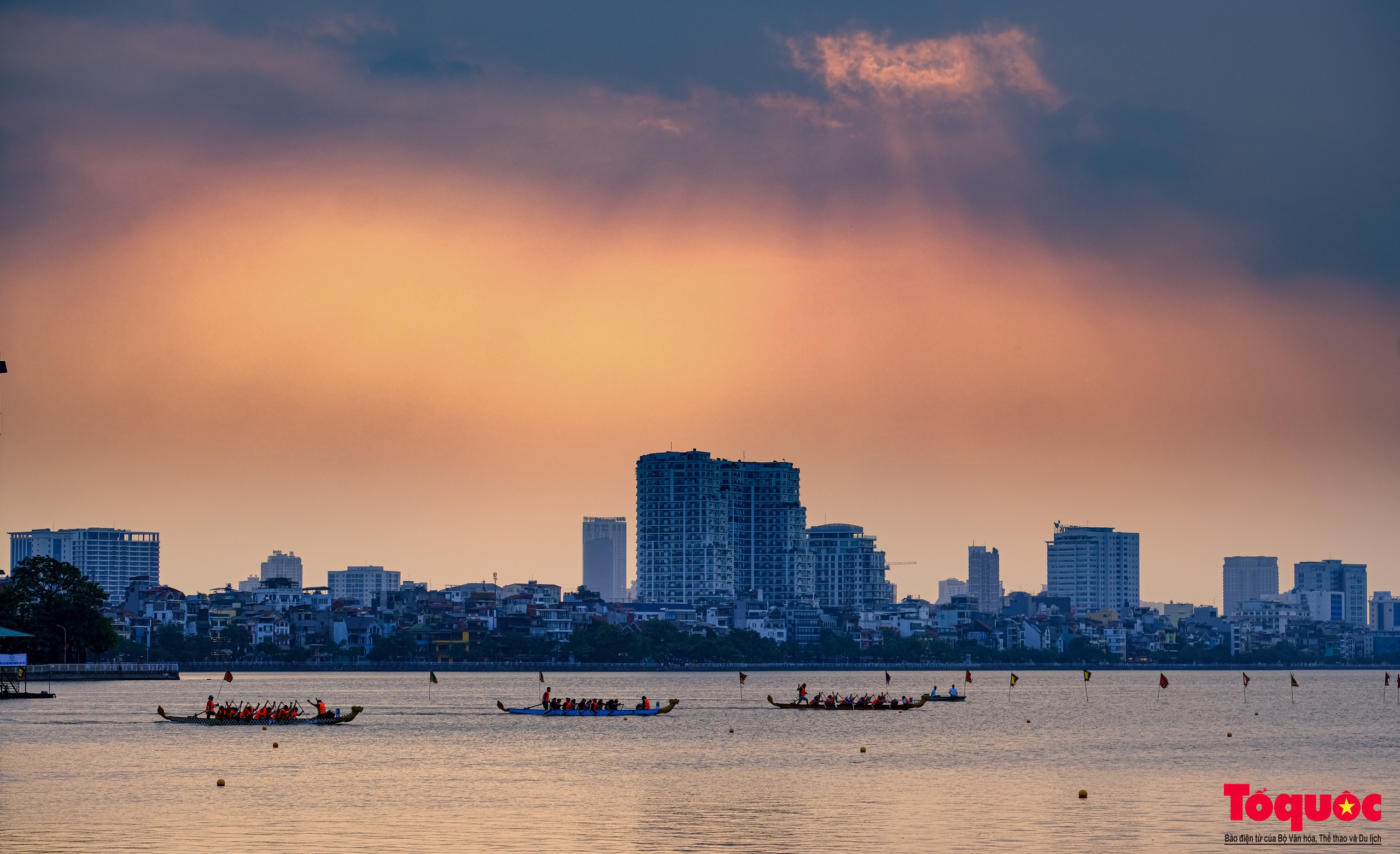 Người dân thủ đô cổ vũ sôi động giải bơi chải thuyền rồng Hà Nội mở rộng năm 2024 - Ảnh 21. Người dân thủ đô cổ vũ sôi động giải bơi chải thuyền rồng Hà Nội mở rộng năm 2024 - Ảnh 21.