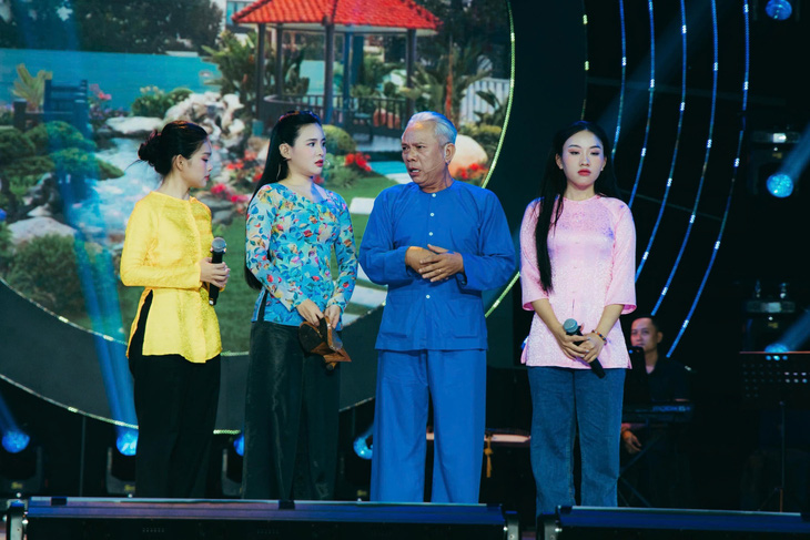 Hoài Linh giả gái đóng vợ thằng Đậu trong live show của con nuôi ca sĩ Phi Nhung - Ảnh 2. Hoài Linh giả gái đóng vợ thằng Đậu trong live show của con nuôi ca sĩ Phi Nhung - Ảnh 2.