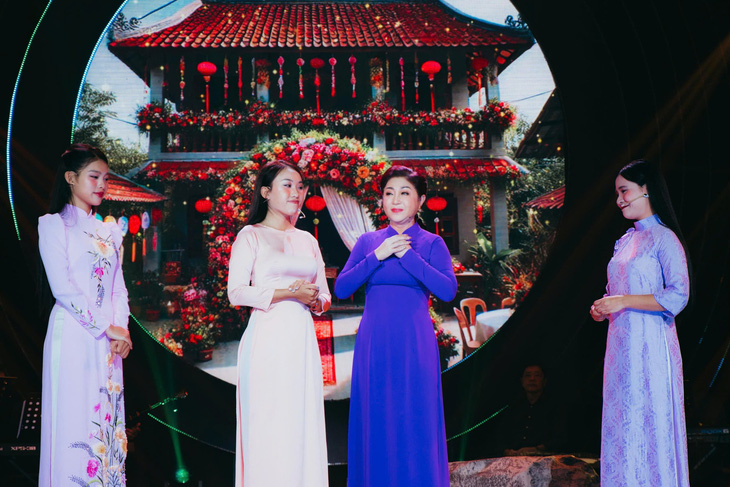 Hoài Linh giả gái đóng vợ thằng Đậu trong live show của con nuôi ca sĩ Phi Nhung - Ảnh 4. Hoài Linh giả gái đóng vợ thằng Đậu trong live show của con nuôi ca sĩ Phi Nhung - Ảnh 4.