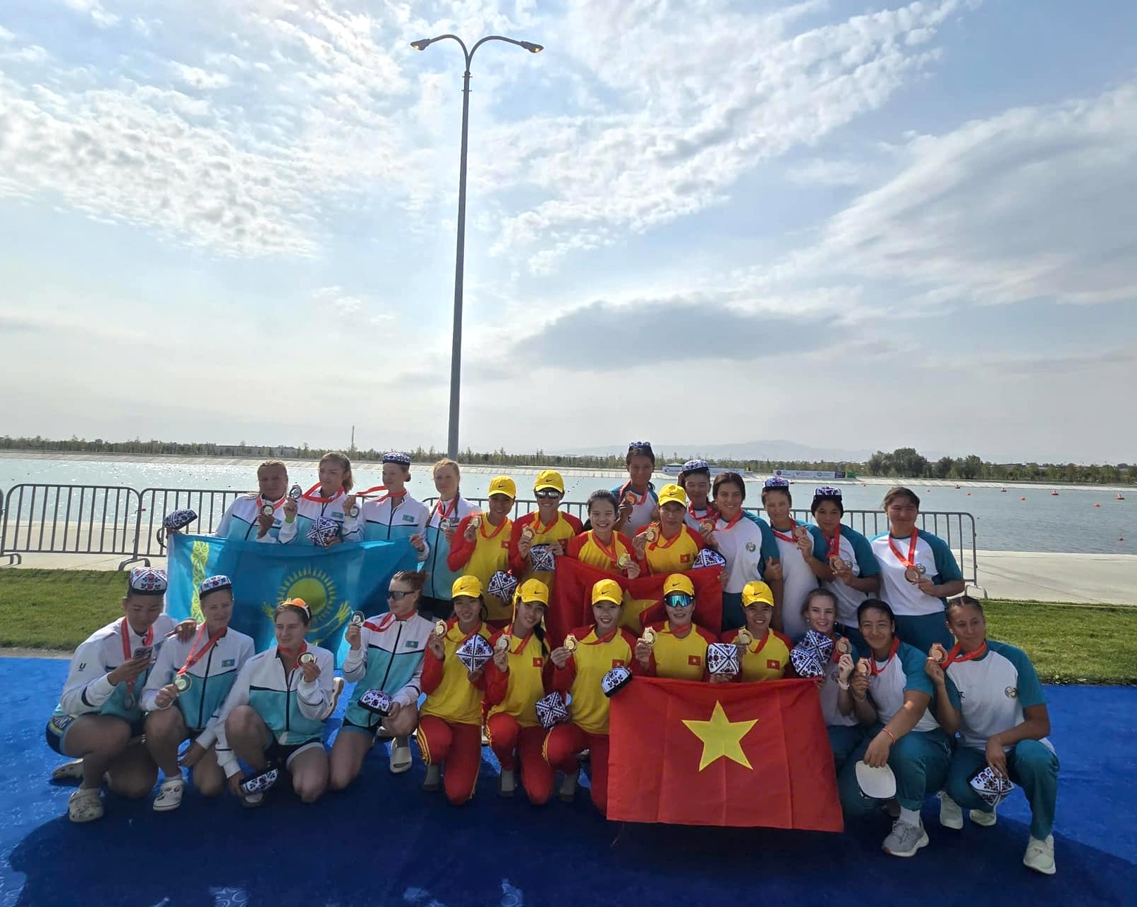 Các nữ VĐV Việt Nam chụp hình kỷ niệm bên các đồng nghiệp Uzbekistan Các nữ VĐV Việt Nam chụp hình kỷ niệm bên các đồng nghiệp Uzbekistan