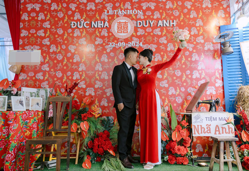 Chú rể Sóc Trăng 'đạo diễn' đám cưới phong cách lạ, cô dâu kém 12 tuổi sửng sốt - Ảnh 2. Chú rể Sóc Trăng 'đạo diễn' đám cưới phong cách lạ, cô dâu kém 12 tuổi sửng sốt - Ảnh 2.