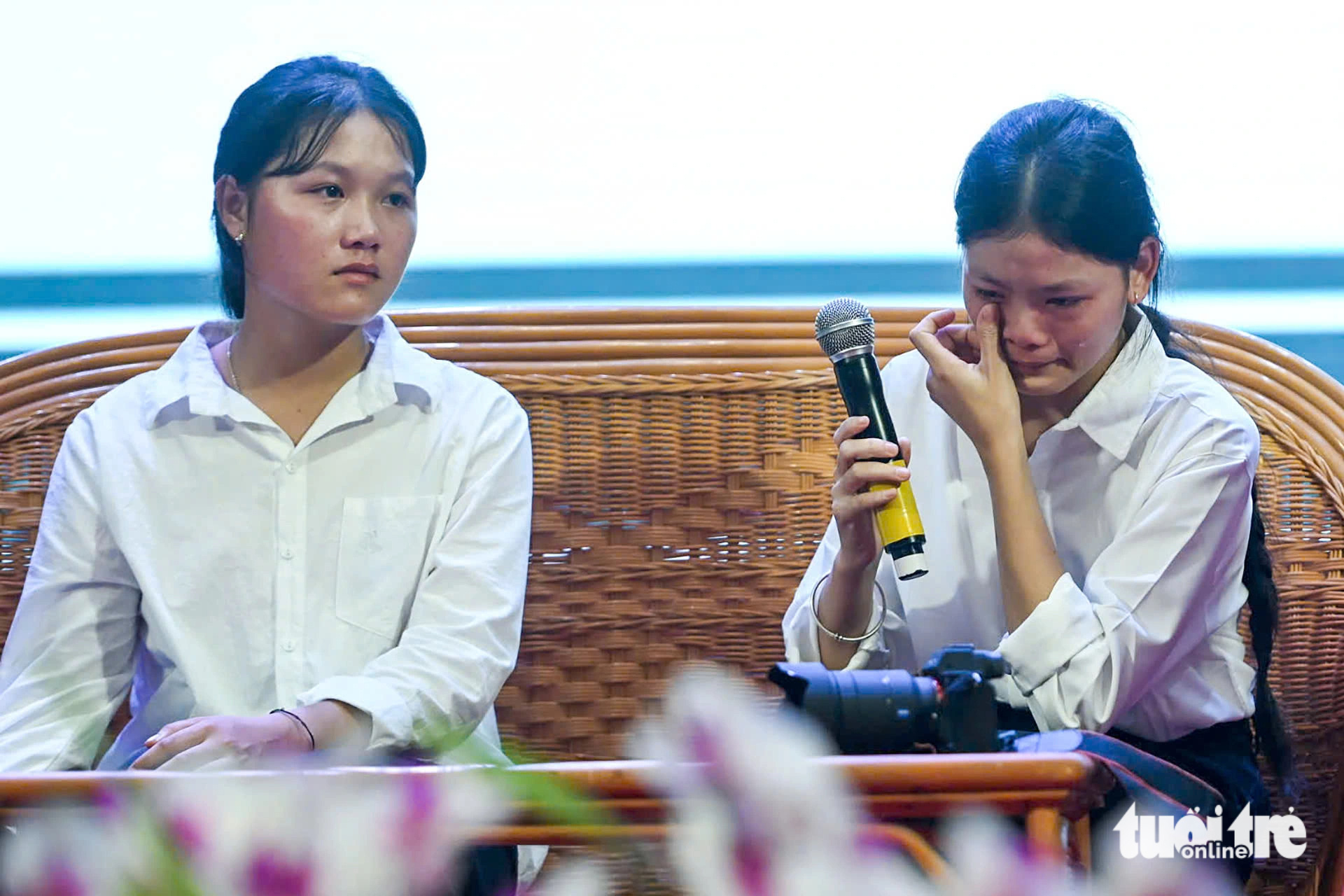 Tuổi Trẻ tiếp sức đến trường tân SV Tây Bắc: Góp cho đời người tốt, bớt đi người mất phương hướng - Ảnh 9. Nước mắt rơi trong lễ trao học bổng Tiếp sức đến trường SV Tây Bắc: Muốn góp thêm người tốt cho đời - Ảnh 4.