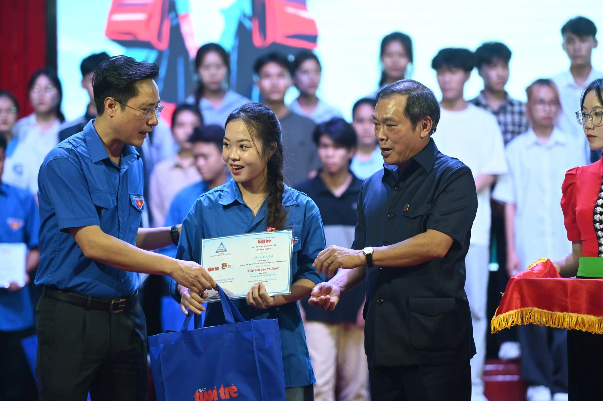Nước mắt rơi trong lễ trao học bổng Tiếp sức đến trường SV Tây Bắc: Muốn góp thêm người tốt cho đời - Ảnh 14. Nước mắt rơi trong lễ trao học bổng Tiếp sức đến trường SV Tây Bắc: Muốn góp thêm người tốt cho đời - Ảnh 17.