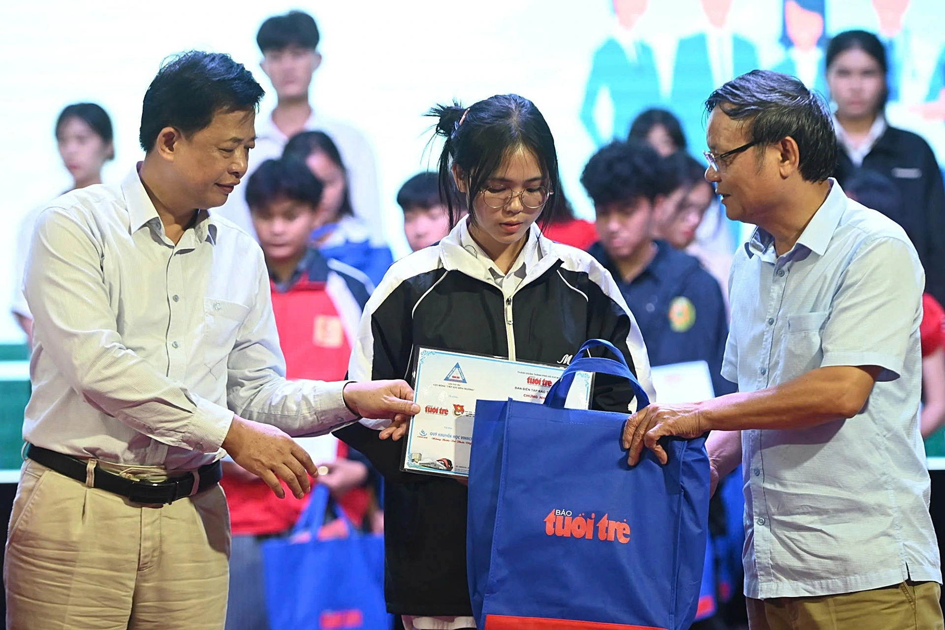 Nước mắt rơi trong lễ trao học bổng Tiếp sức đến trường SV Tây Bắc: Muốn góp thêm người tốt cho đời - Ảnh 17. Nước mắt rơi trong lễ trao học bổng Tiếp sức đến trường SV Tây Bắc: Muốn góp thêm người tốt cho đời - Ảnh 19.