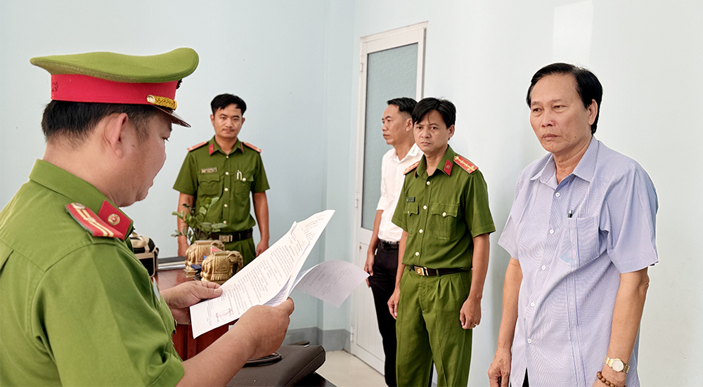 An Giang: Hai nguyên Phó chủ tịch thành phố Long Xuyên bị khai trừ khỏi Đảng- Ảnh 2. An Giang: Hai nguyên Phó chủ tịch thành phố Long Xuyên bị khai trừ khỏi Đảng- Ảnh 2.
