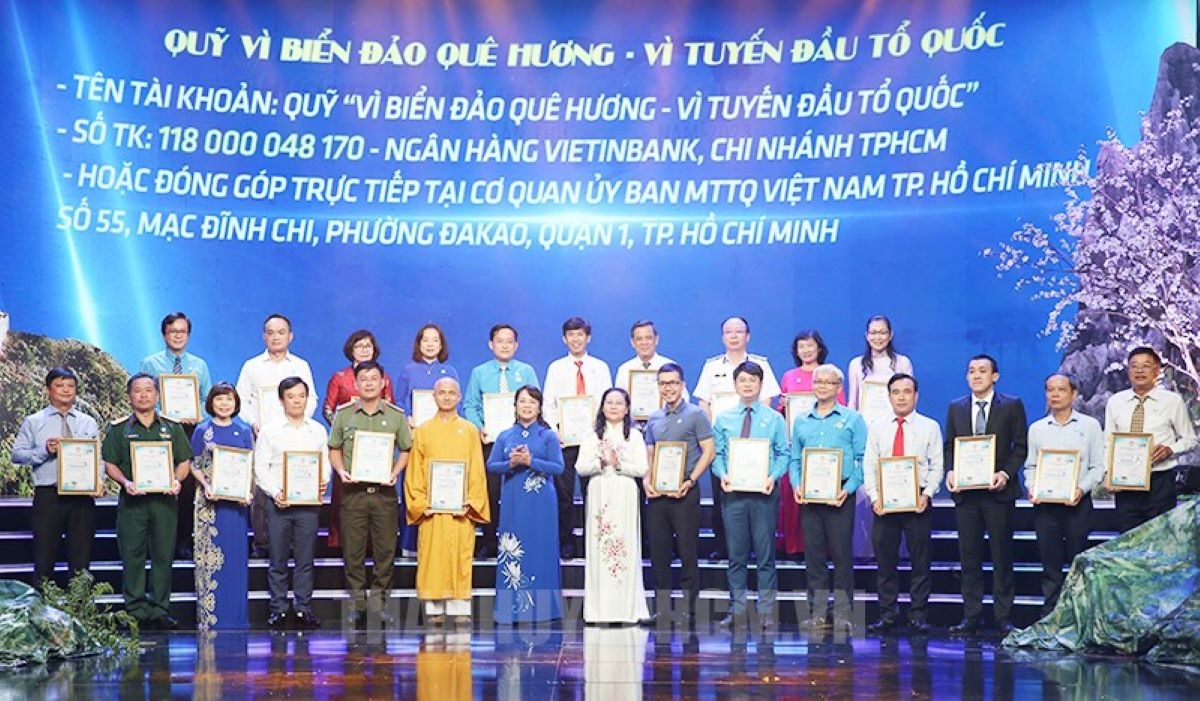 hơn 515 tỷ đồng ủng hộ quỹ vì biển đảo quê hương-vì tuyến đầu tổ quốc hình ảnh 3 hon 515 ty dong ung ho quy vi bien dao que huong-vi tuyen dau to quoc hinh anh 3