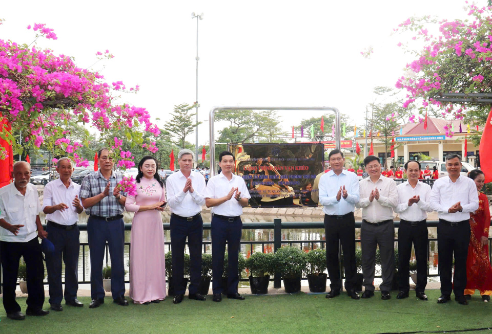 Ủy viên Ban Thường vụ, Trưởng ban Dân vận Thành ủy Đỗ Anh Tuấn gắn biển công trình “Dân vận khéo” trên địa bàn huyện Gia Lâm.