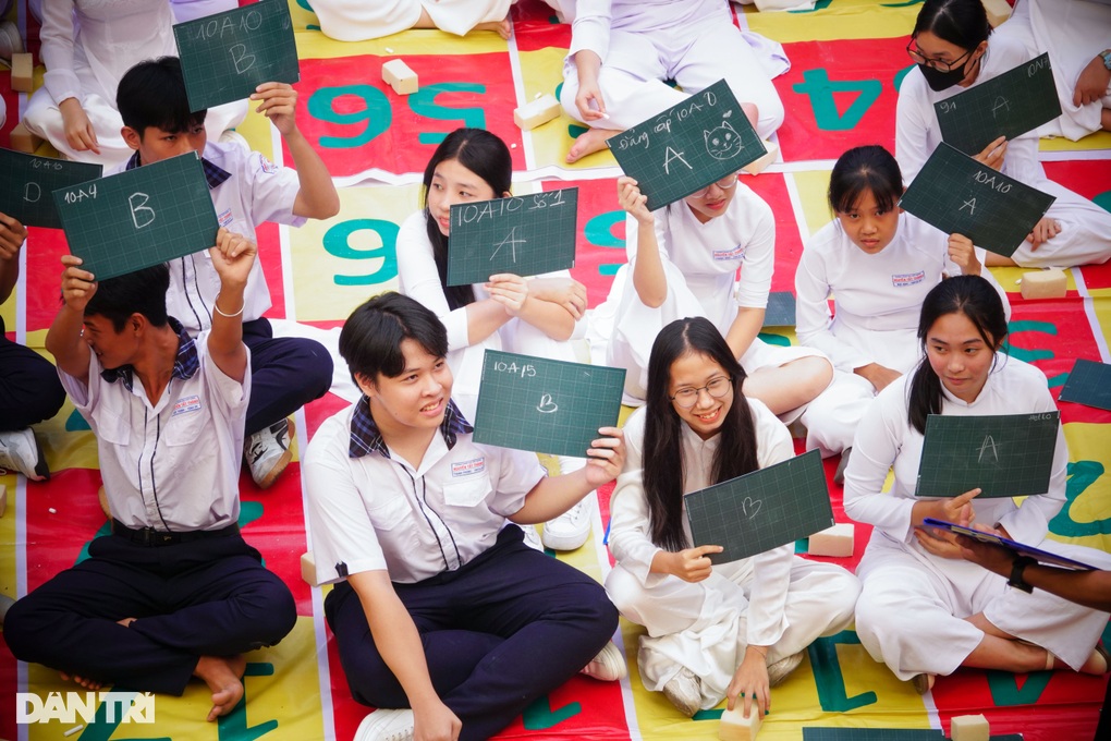 Hơn 800 học sinh dự triển lãm Chủ tịch Hồ Chí Minh - Tiểu sử và sự nghiệp - 2 Hơn 800 học sinh dự triển lãm Chủ tịch Hồ Chí Minh - Tiểu sử và sự nghiệp - 2