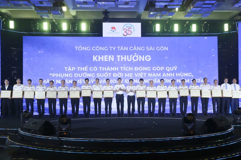 Tặng giấy khen cho 23 tập thể có nhiều đóng góp cho hoạt động của Quỹ