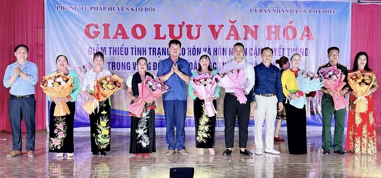 Ban tổ chức tặng hoa chúc mừng các đội thi Ban tổ chức tặng hoa chúc mừng các đội thi (Ảnh Thu Hường)