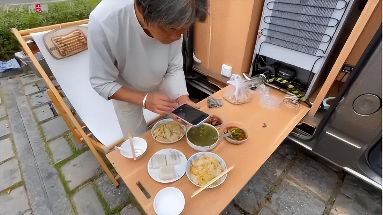 Người phụ nữ không lấy chồng, tuổi U70 bán nhà đi du lịch suốt 9 năm - Ảnh 7. Người phụ nữ không lấy chồng, tuổi U70 bán nhà đi du lịch suốt 9 năm - Ảnh 7.