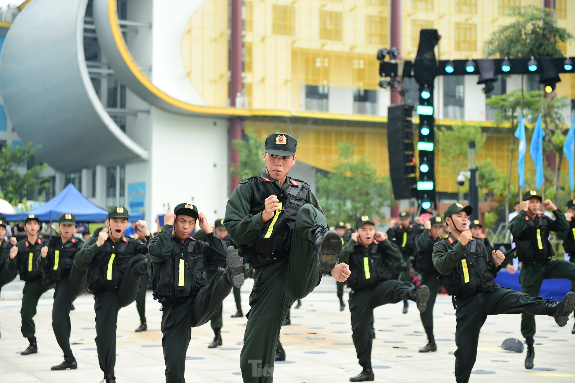 Mãn nhãn màn diễu hành biểu dương lực lượng thanh niên Thủ đô ảnh 12