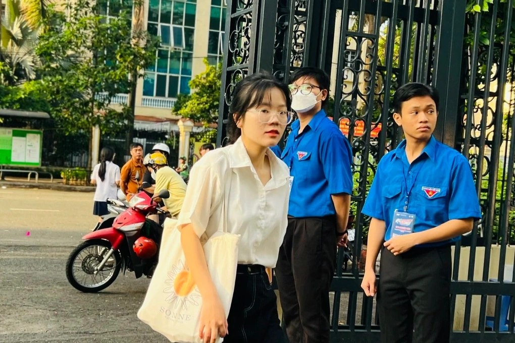 Cô giáo có 2 con thủ khoa: Mẹ làm nghề giáo, con có điều kiện hơn bạn bè - 2 Cô giáo có 2 con thủ khoa: Mẹ làm nghề giáo, con có điều kiện hơn bạn bè - 2