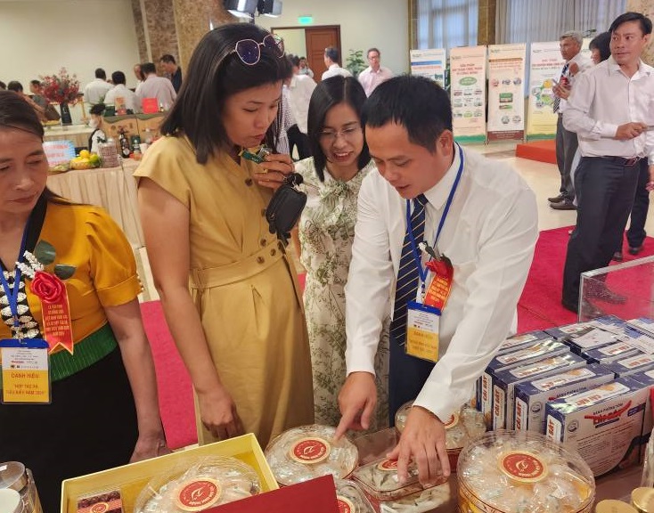Nông dân bất ngờ, ấn tượng với bài hát xẩm tôn vinh nông dân Việt Nam xuất sắc 2024- Ảnh 3. Nông dân bất ngờ, ấn tượng với bài hát xẩm tôn vinh nông dân Việt Nam xuất sắc 2024- Ảnh 3.
