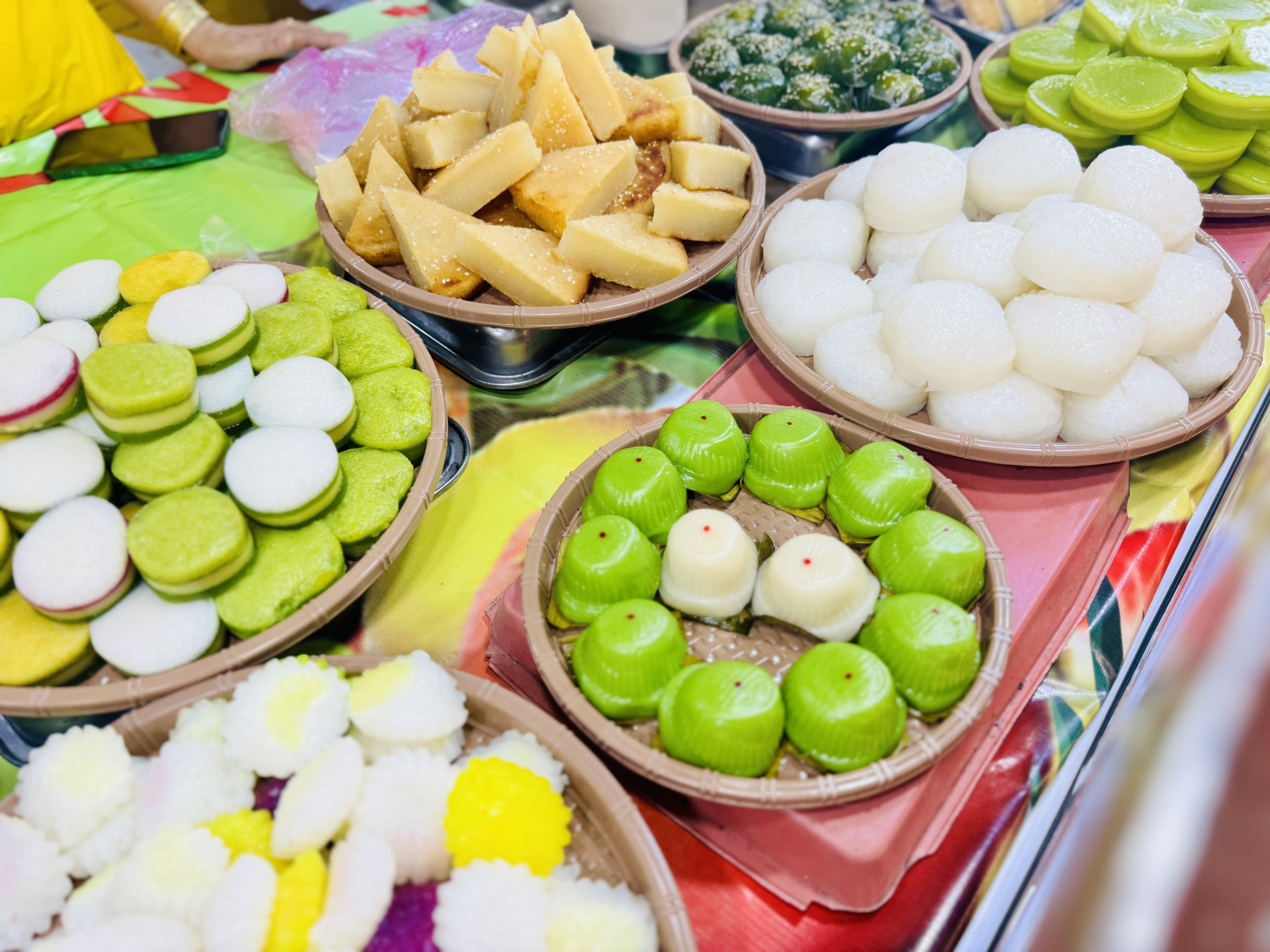 Ngày hội bánh dân gian TP.HCM: Người dân thỏa thích chọn, ăn đủ loại bánh 3 miền mừng ngày 20.10- Ảnh 8. Ngày hội bánh dân gian TP.HCM: Người dân thỏa thích chọn, ăn đủ loại bánh 3 miền mừng ngày 20.10- Ảnh 8.