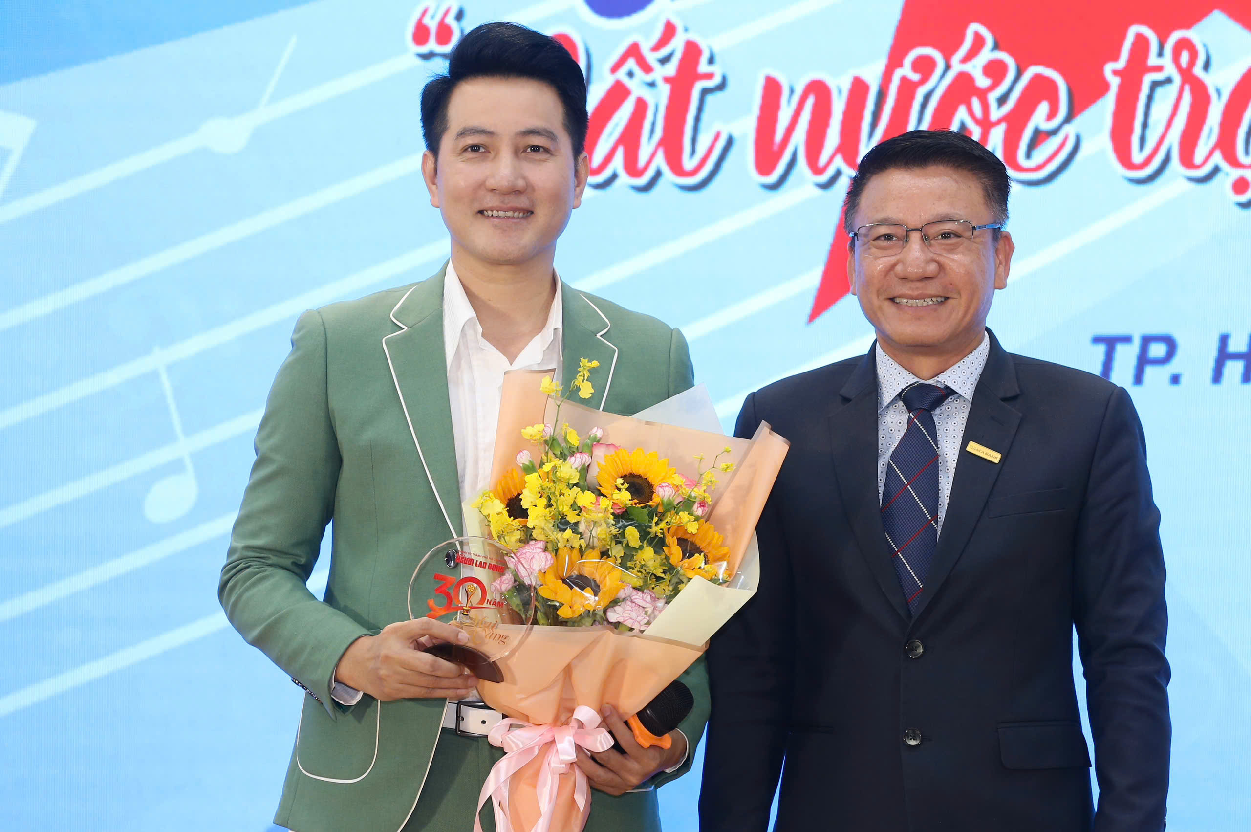 Ca sĩ Nguyễn Phi Hùng: TP HCM đã chắp cánh ước mơ của tôi - Ảnh 2. Ca sĩ Nguyễn Phi Hùng: TP HCM đã chắp cánh ước mơ của tôi - Ảnh 2.