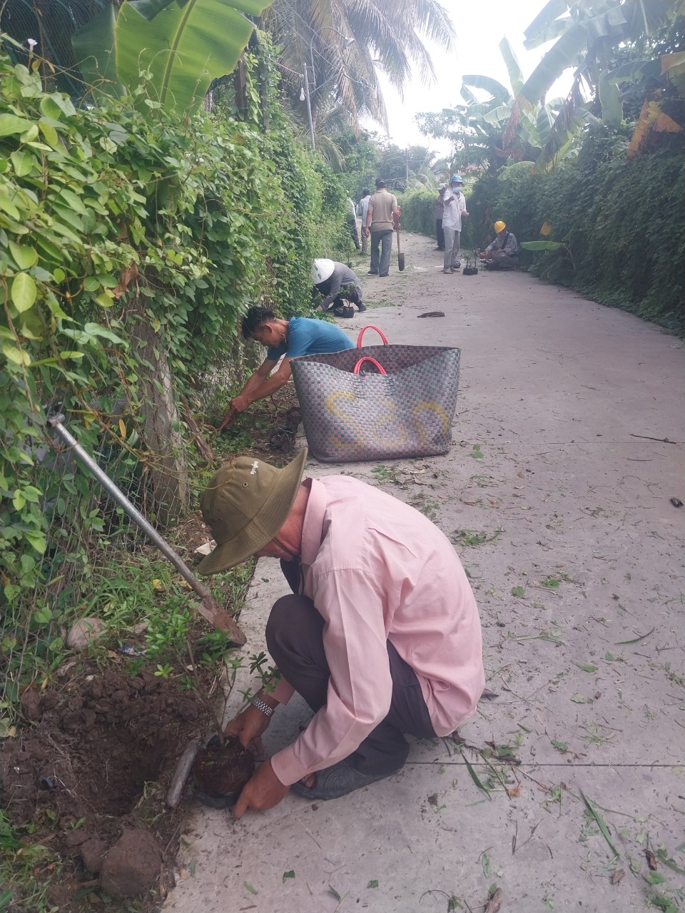 Ở xã này của Tiền Giang, tuyến đường hoa nông thôn mới đẹp tinh tươm, rác thải