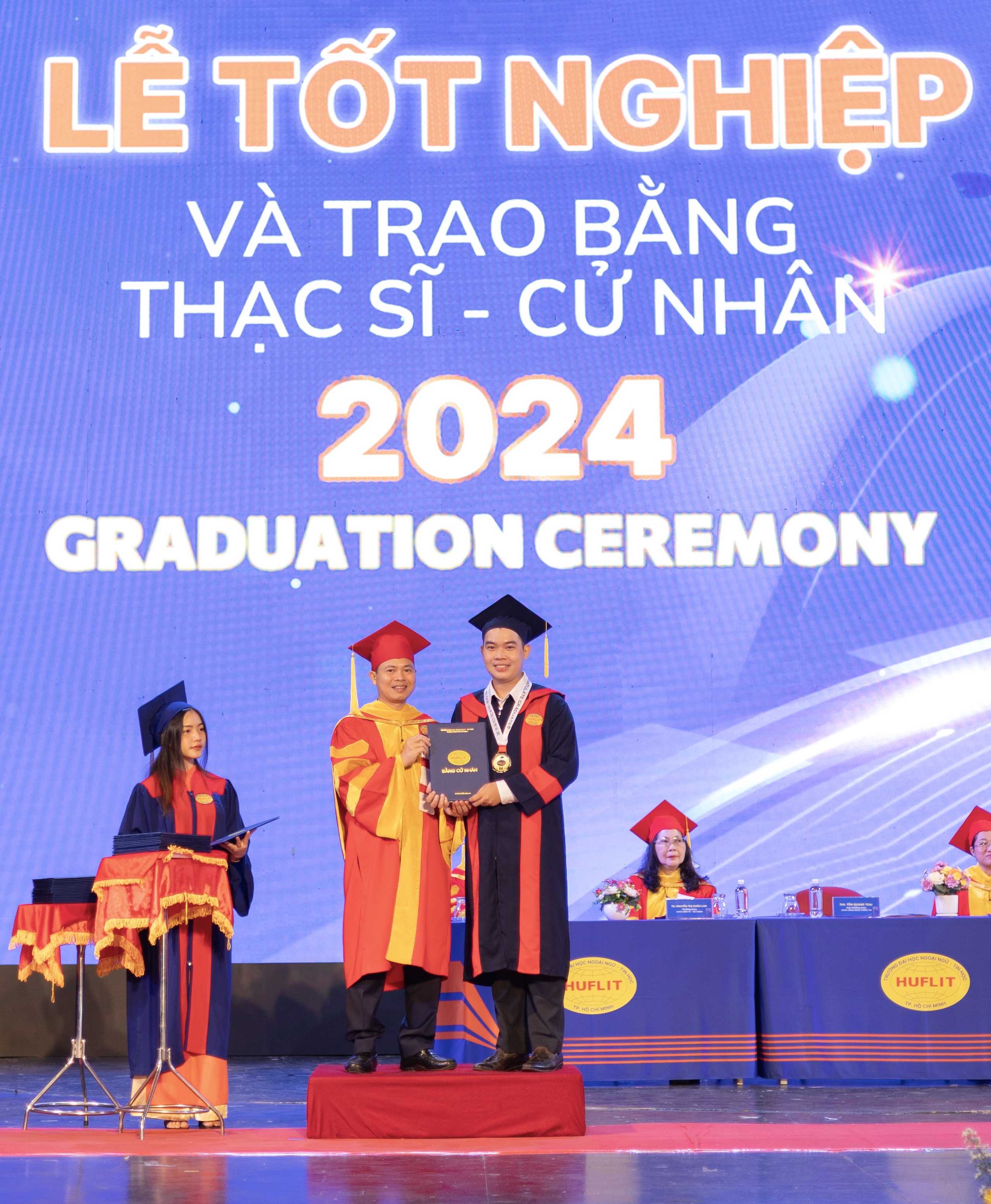 Tân cử nhân tốt nghiệp xuất sắc khiến hội trường rơi nước mắt vì bài phát biểu- Ảnh 2. Tân cử nhân tốt nghiệp xuất sắc khiến hội trường rơi nước mắt vì bài phát biểu- Ảnh 2.