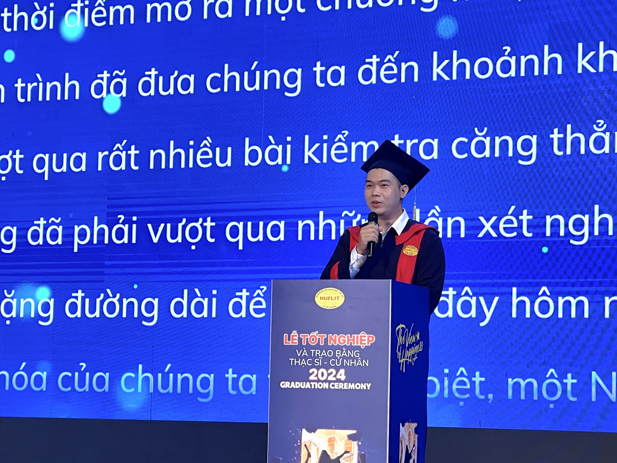 Tân cử nhân tốt nghiệp xuất sắc khiến hội trường rơi nước mắt vì bài phát biểu- Ảnh 3. Tân cử nhân tốt nghiệp xuất sắc khiến hội trường rơi nước mắt vì bài phát biểu- Ảnh 3.