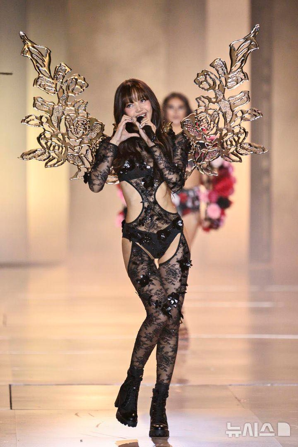 Lisa đeo cánh thiên thần, mặc nội y diễn tại Victorias Secret Fashion Show - 4 Lisa đeo cánh thiên thần, mặc nội y diễn tại Victorias Secret Fashion Show - 4